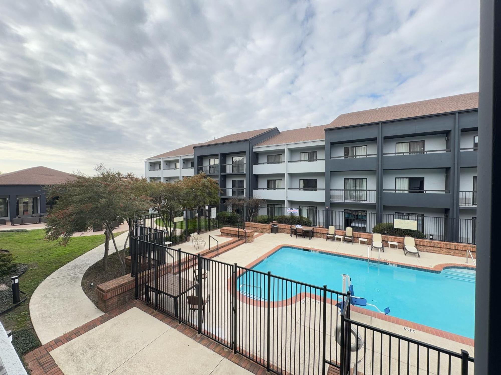 Super 8 By Wyndham Dallas Love Field Airport Ngoại thất bức ảnh
