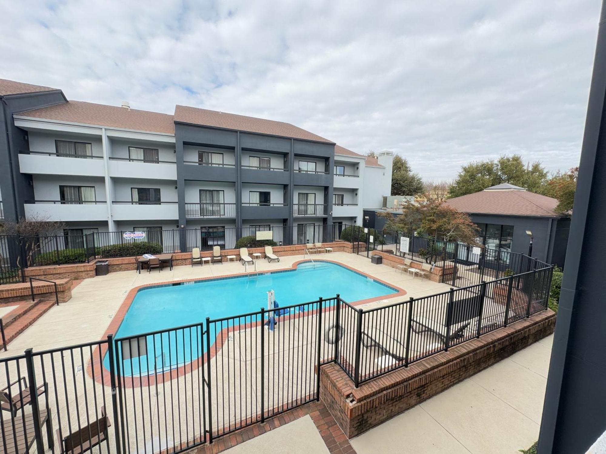 Super 8 By Wyndham Dallas Love Field Airport Ngoại thất bức ảnh